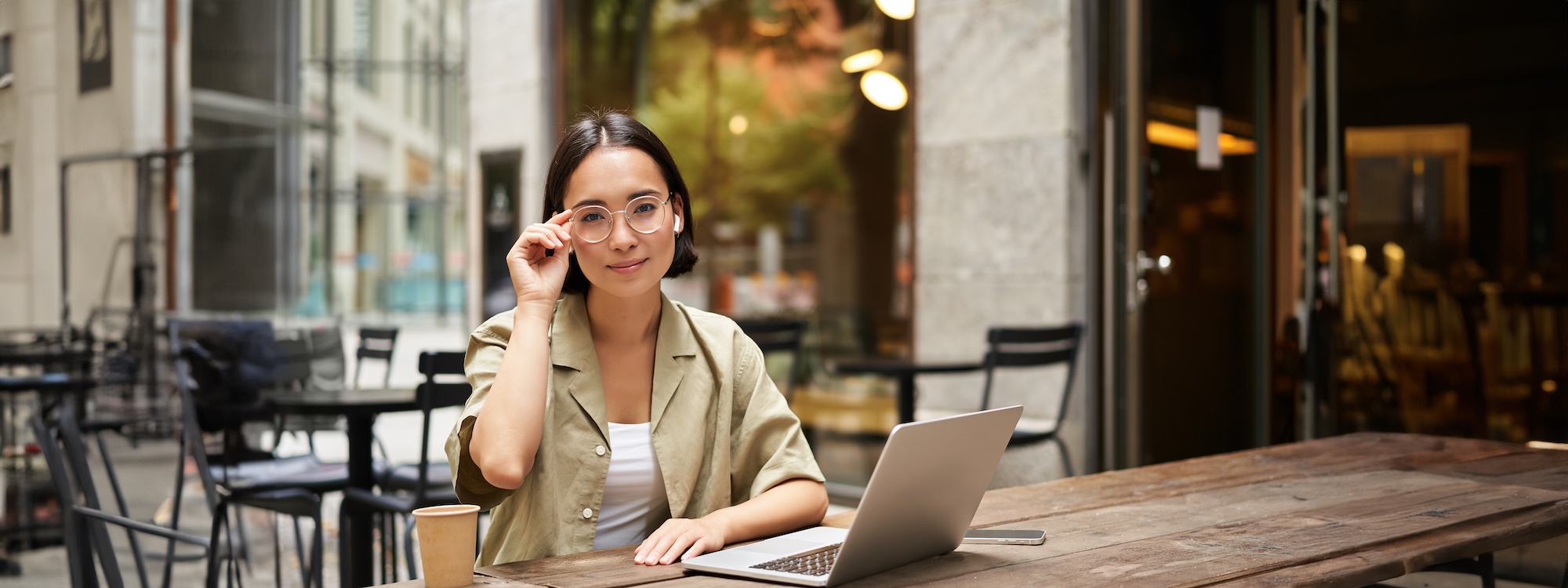 Community manager travaillant en terrasse de café