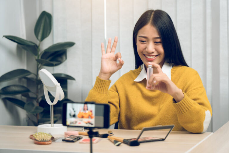 Personne utilisant un smartphone pour acheter sur un réseau social
