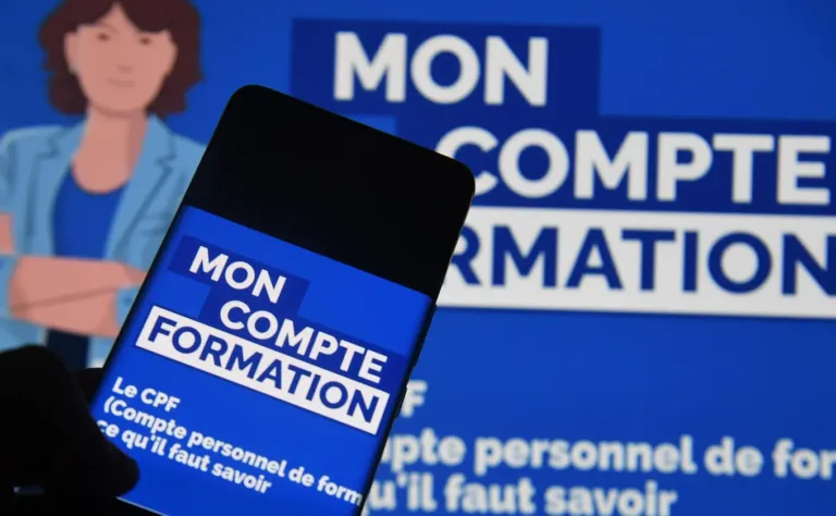 Candidat seul devant une table d'examen avec dossier de formation