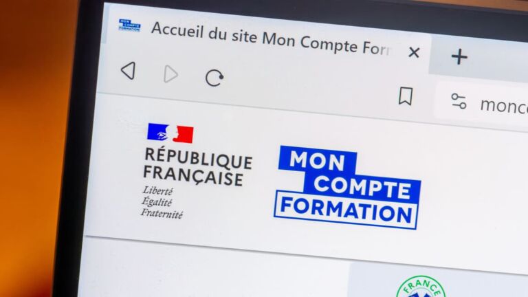 Professionnels consultant un ordinateur pour choisir une formation CPF éligible