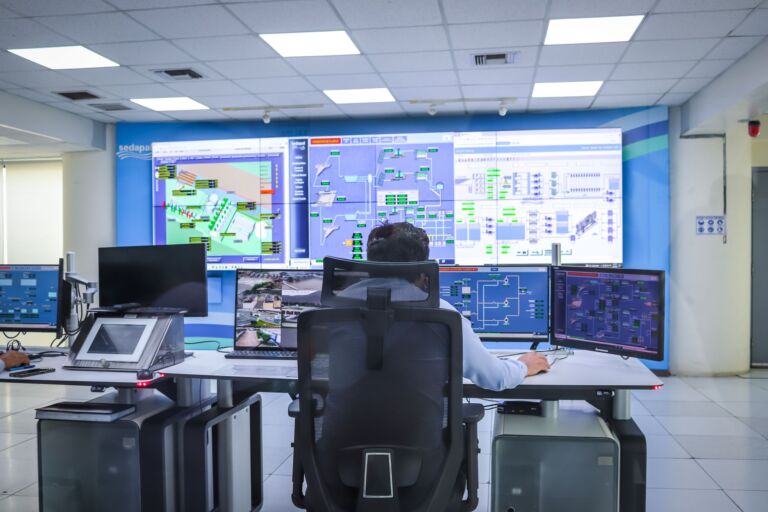 Opérateur dans une salle de contrôle moderne gérant des systèmes technologiques à El Agustino, Lima.