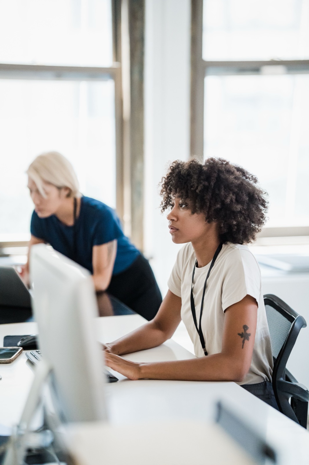 Apprenante concentrée devant son ordinateur