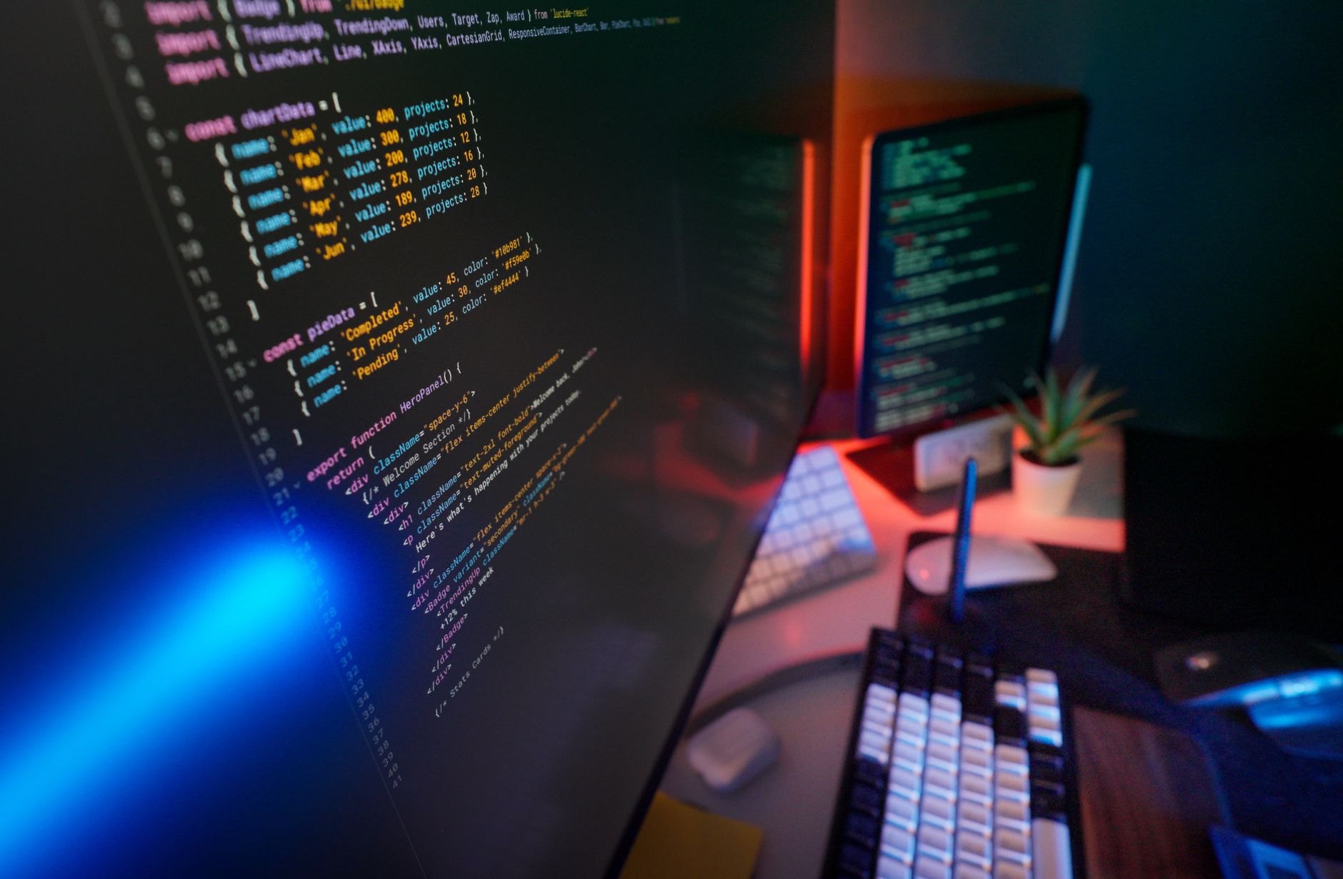 Un espace de travail dynamique avec du code coloré sur des écrans d'ordinateur, idéal pour les développeurs.