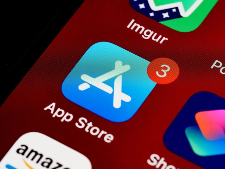 Gros plan de l'icône de l'App Store sur l'écran d'iPhone avec un badge de notification, mettant en avant les mises à jour d'applications.