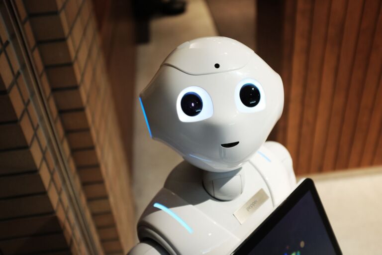 Un robot humanoïde futuriste dans un cadre intérieur à Tokyo, mettant en avant la technologie moderne.
