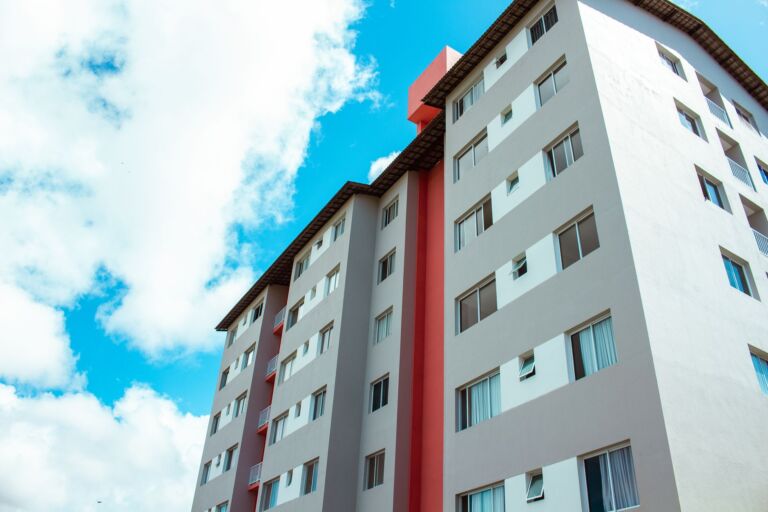 Immeuble résidentiel de grande hauteur sous un ciel bleu, mettant en valeur l'architecture moderne.