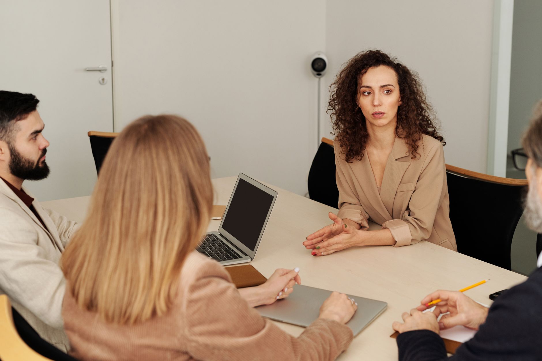 Une équipe diversifiée de professionnels engagée dans une réunion d'affaires dans un cadre de bureau moderne.