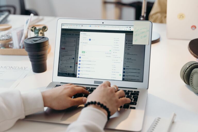 Une personne tapant sur un ordinateur portable dans un bureau moderne et lumineux, illustrant la productivité et la technologie.