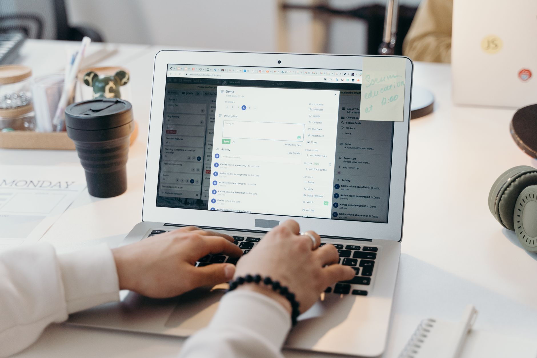 Une personne tapant sur un ordinateur portable dans un bureau moderne et lumineux, illustrant la productivité et la technologie.