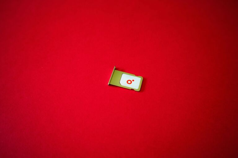 Une image claire d'un plateau de SIM affiché sur un fond rouge vif.